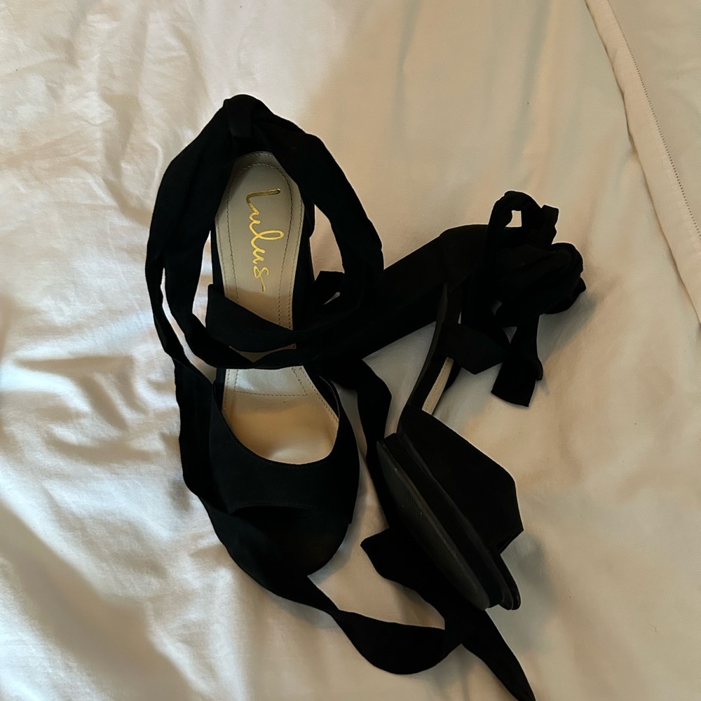LULU’s black heels ( Used like new)